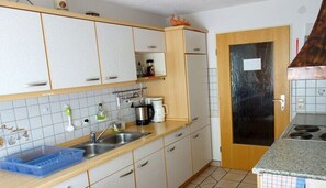 Réfrigérateur, four, plaque de cuisson