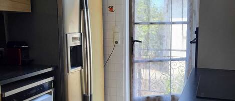 Refrigerador, microondas, horno y parrilla de estufa