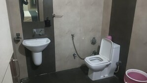Ein Badezimmer mit Waschbecken, Toilette und Spiegel.