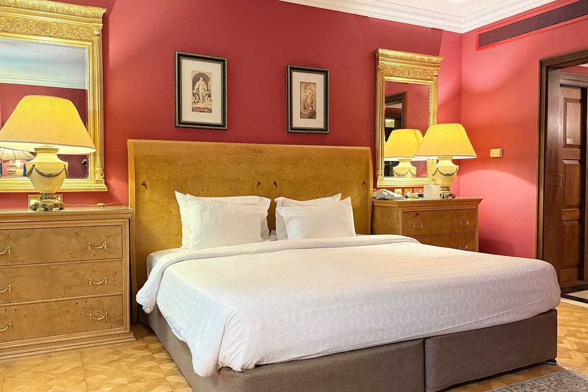 Royal Suite | Premium bedding, desk, WiFi (free), bed sheets