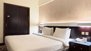 Ropa de cama de alta calidad, escritorio, wifi gratis y ropa de cama