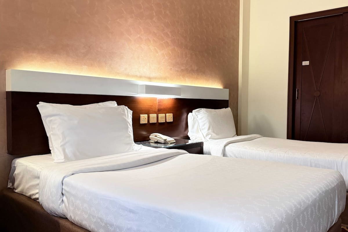 Ropa de cama de alta calidad, escritorio, wifi gratis y ropa de cama