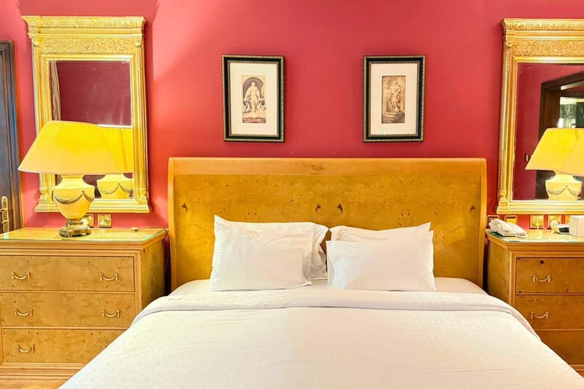 Premium bedding, desk, WiFi (free), bed sheets