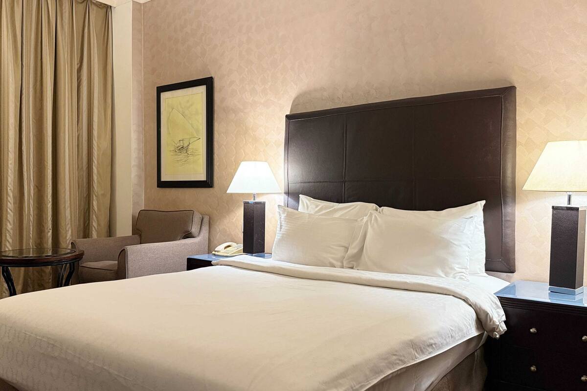 Deluxe Room, 1 Queen Bed | Premium bedding, desk, WiFi (free), bed sheets