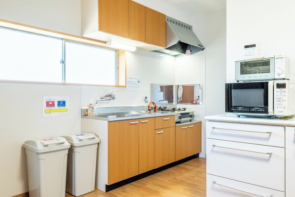 Frigorífic, microones, placa de cuina i bullidora elèctrica 
