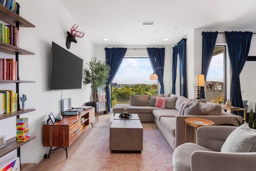 Luxury Riverview - Walk to Broadway - With Garage and Patio