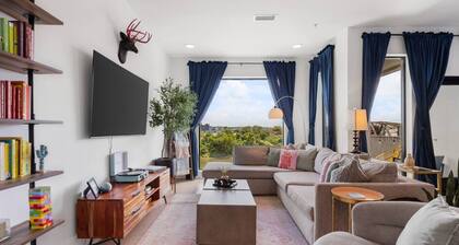 Luxury Riverview - Walk to Broadway - With Garage and Patio