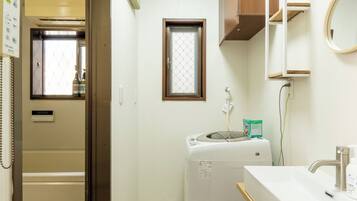 Douche, sèche-cheveux, serviettes fournies, savon