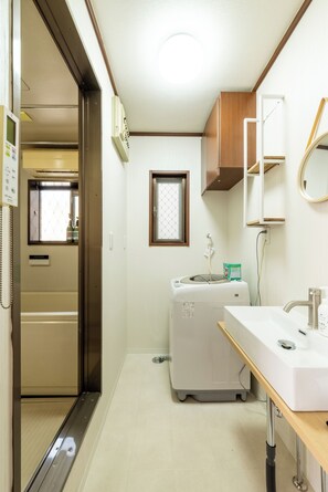 Ducha, secador de pelo, toallas y jabón