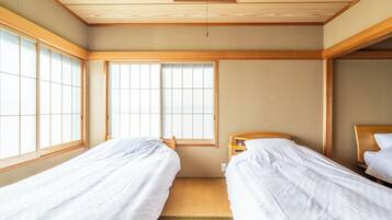 3 chambres, bureau, fer et planche à repasser, lit parapluie