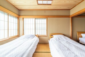 3 dormitorios, escritorio, tabla de planchar con plancha y cuna de viaje