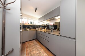 コンフォート アパートメント | 専用キッチン | 冷蔵庫、オーブン、コンロ、電気ポット