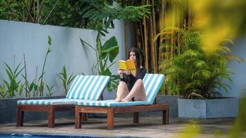 Bar en milieu de piscine