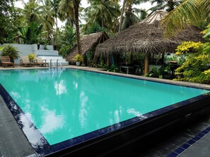 Una piscina al aire libre