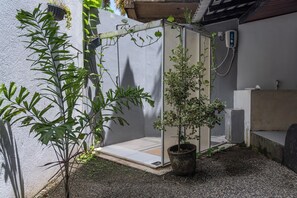 Perlengkapan mandi gratis, handuk, sabun, dan sampo