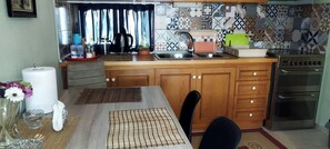 Fridge, oven, stovetop, coffee/tea maker