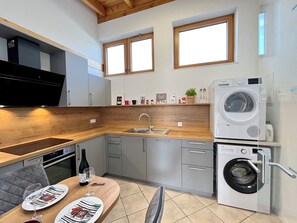 Fridge, oven, dishwasher, cookware/dishes/utensils