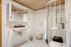 Douche, séchoir à cheveux, serviettes fournies