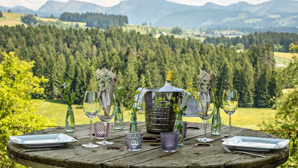 Een tafel buiten, met een prachtig uitzicht op de bergen op de achtergrond.