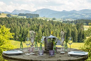 Ein Tisch im Freien mit Blick auf eine schöne Berglandschaft.