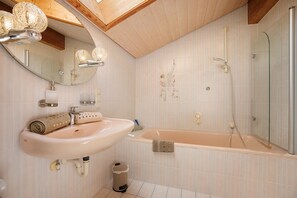 Douche, sèche-cheveux, serviettes fournies