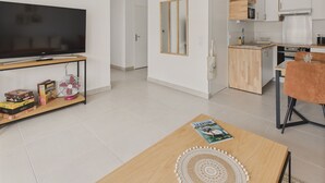 Un appartement moderne comprenant un salon, une cuisine et un coin repas.