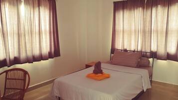4 bedrooms, iron/ironing board, internet, bed sheets