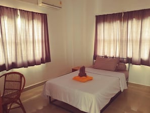4 bedrooms, iron/ironing board, internet, bed sheets