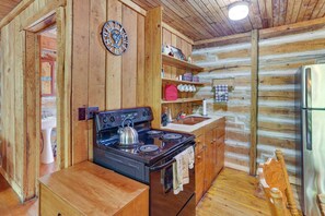 Fridge, oven, stovetop, coffee/tea maker