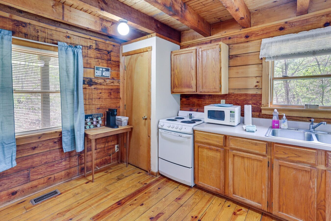 Fridge, oven, stovetop, coffee/tea maker