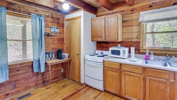 Fridge, oven, stovetop, coffee/tea maker