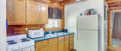 KĂŒhlschrank, Ofen, Herdplatte, Wasserkocher mit Kaffee-/Teezubehör