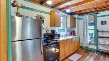 Fridge, oven, stovetop, coffee/tea maker
