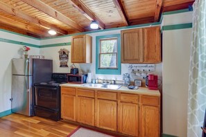 Kühlschrank, Ofen, Herdplatte, Wasserkocher mit Kaffee-/Teezubehör