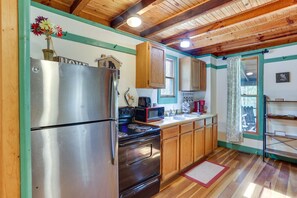 Kühlschrank, Ofen, Herdplatte, Wasserkocher mit Kaffee-/Teezubehör