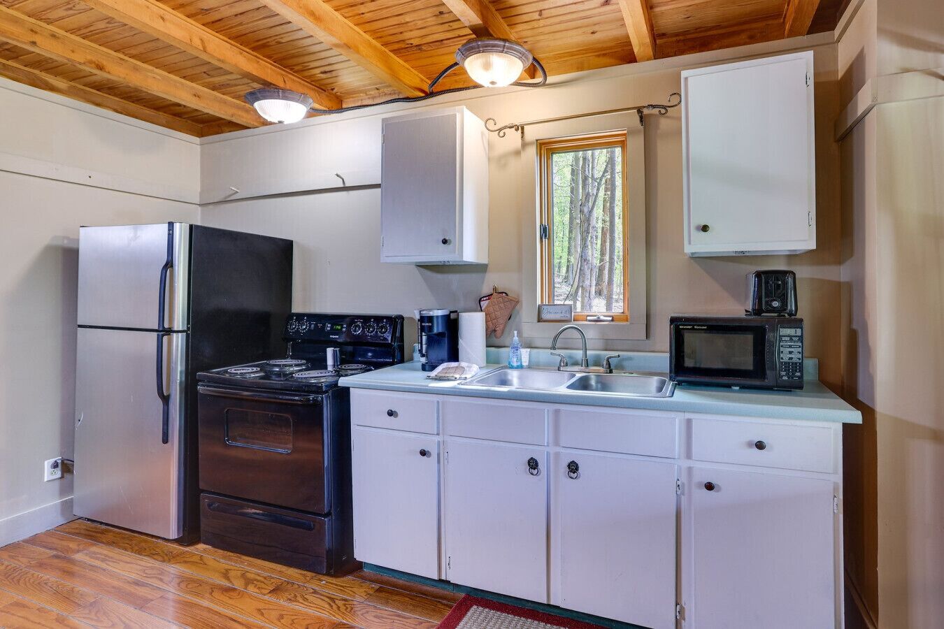 Fridge, oven, stovetop, coffee/tea maker