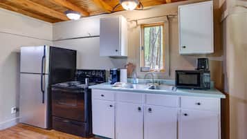 Fridge, oven, stovetop, coffee/tea maker