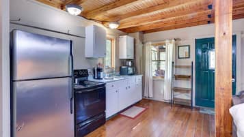 Kühlschrank, Ofen, Herdplatte, Wasserkocher mit Kaffee-/Teezubehör