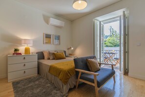 Iron/ironing board, Internet, bed sheets