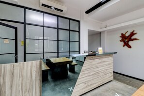 Reception - OYO 94728 Isleep Ciwalk (Bandung)