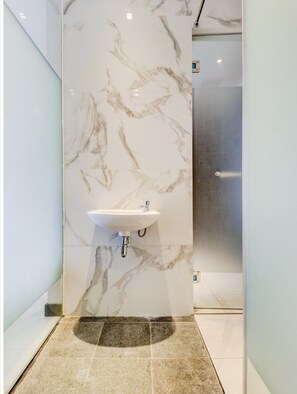Shower - OYO 94728 Isleep Ciwalk (Bandung)