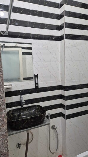 Triple Room | Bathroom | Shower, free toiletries, towels, soap