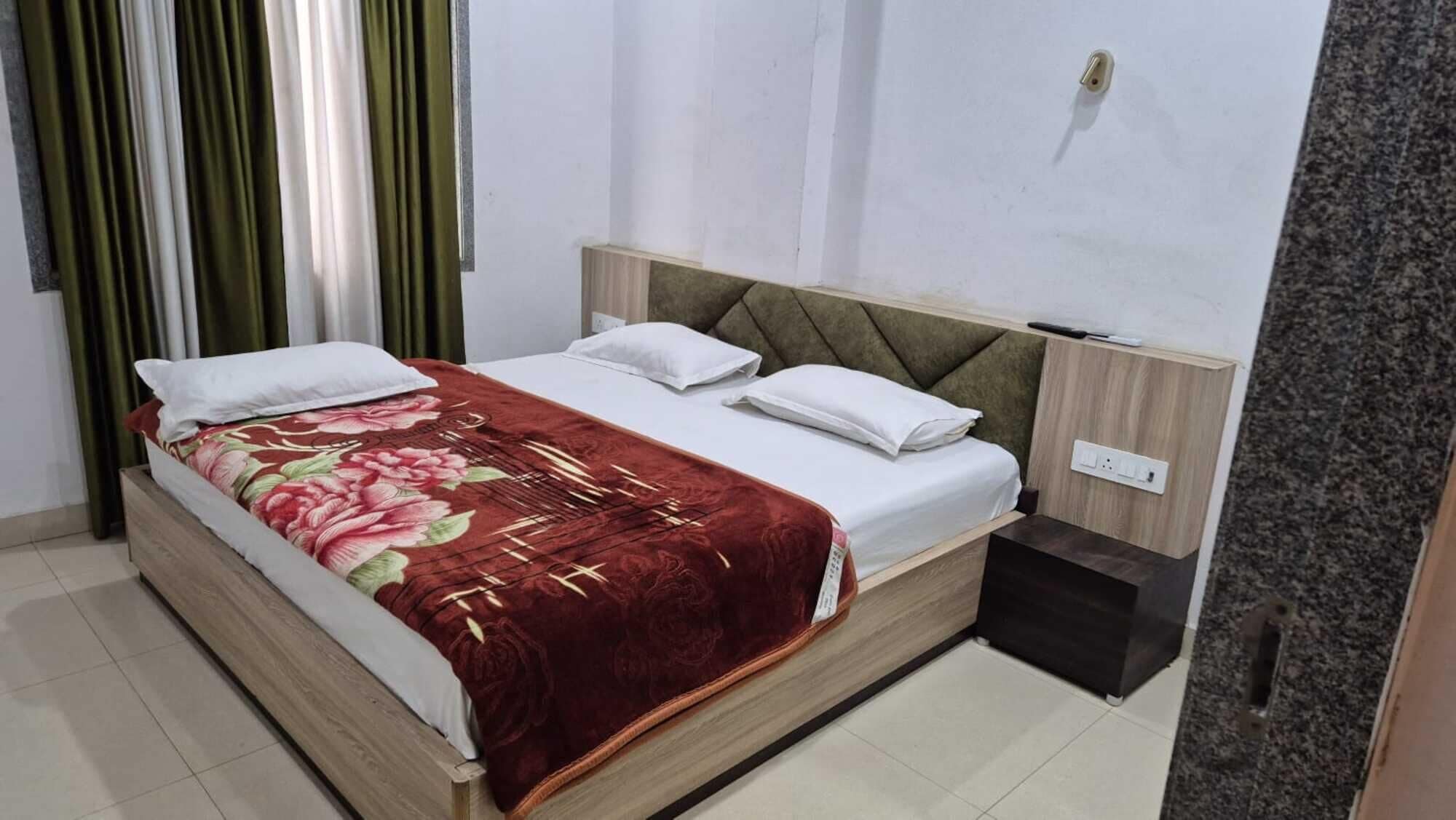 Triple Room | Rollaway beds, free WiFi, bed sheets