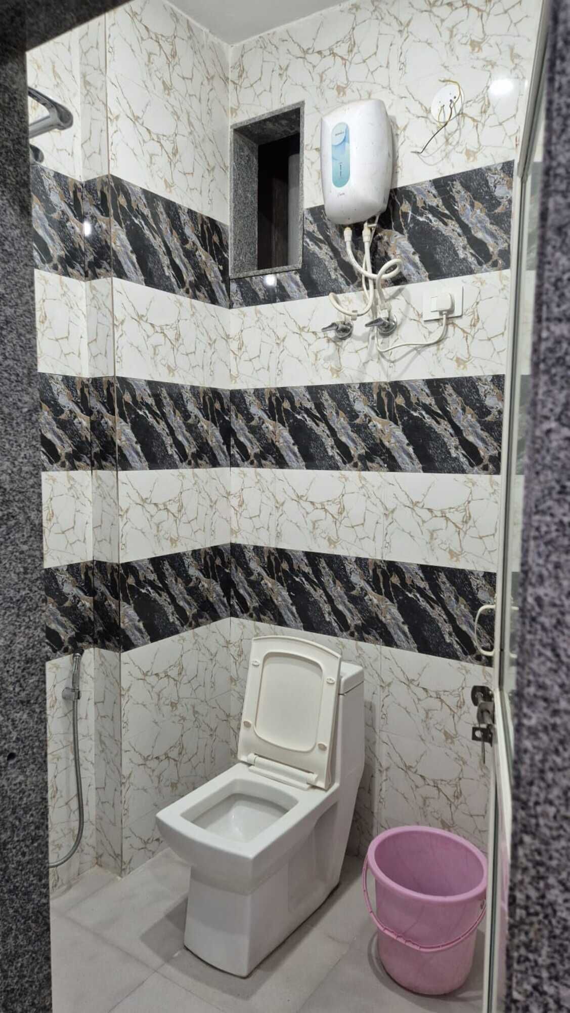 Deluxe-Zimmer | Badezimmer | Dusche, kostenlose Toilettenartikel, Handtücher, Seife