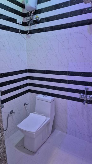 Triple Room | Bathroom | Shower, free toiletries, towels, soap