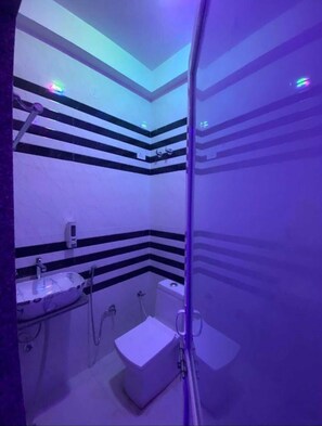 Triple Room | Bathroom | Shower, free toiletries, towels, soap