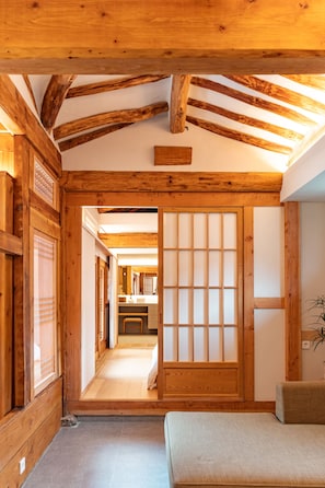 3 bedrooms, desk, free WiFi, bed sheets - Live the hanok way — tradition reimagined with modern comfort in Bukchon. (Seoul)