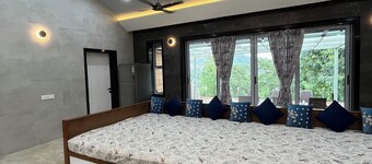 Fabulous 4-bedroom villa with PRIVATE POOL Dhamandhar, Pawna