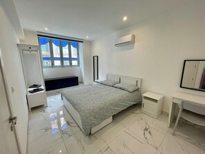2 habitaciones, tabla de planchar con plancha, wifi y ropa de cama