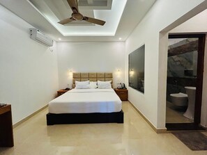 Deluxe-Doppelzimmer, Balkon, Seeblick | Schreibtisch, kostenloses WLAN, Rollstuhlgeeignet